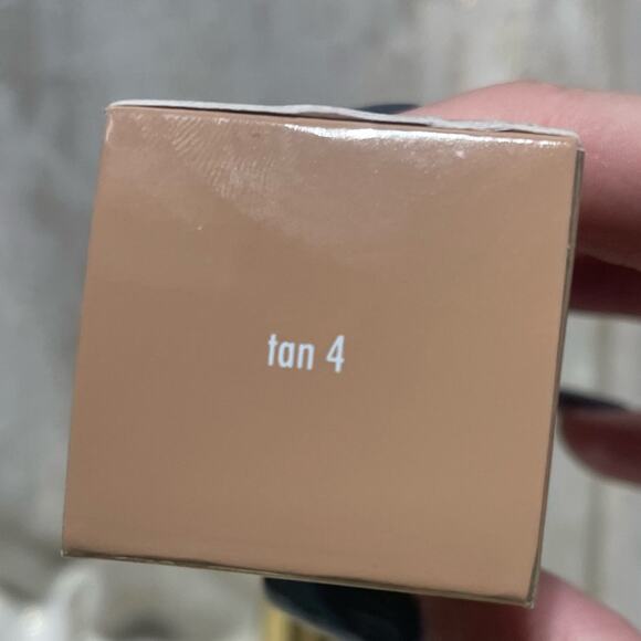 Still Hide and Chic Foundation NIB Shade Tan 4 - Picture 2 of 4